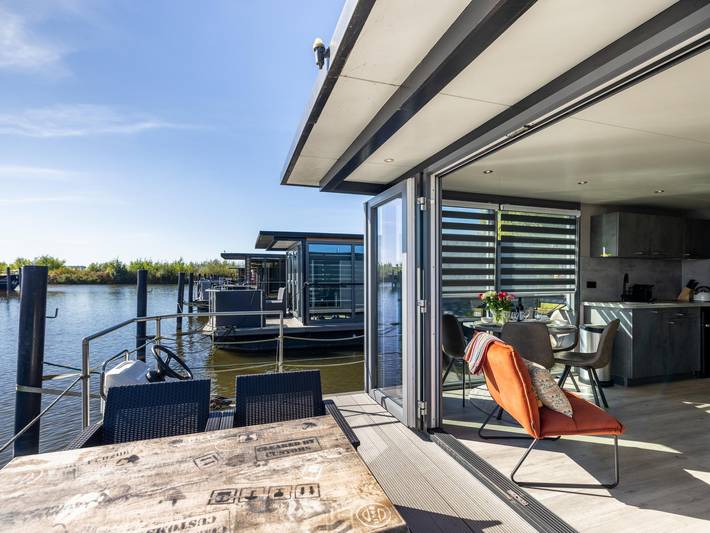 Houseboat in de jachthaven van Volendam in Volendam, Markermeer