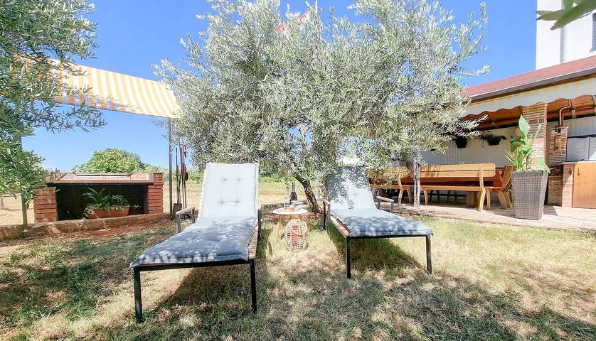 Ferienwohnung für 4 Personen, mit Garten und Balkon, kinderfreundlich in Novigrad