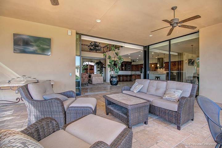 Vacation rental for 16 people, with hot tub and yard in Riverside County