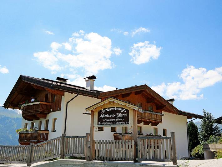 Ferienwohnung für 12 Personen, mit Balkon und Terrasse sowie Garten im Zillertal