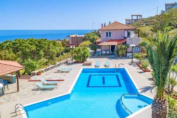 Location de vacances pour 6 personnes, avec terrasse et jardin dans Agia Pelagia