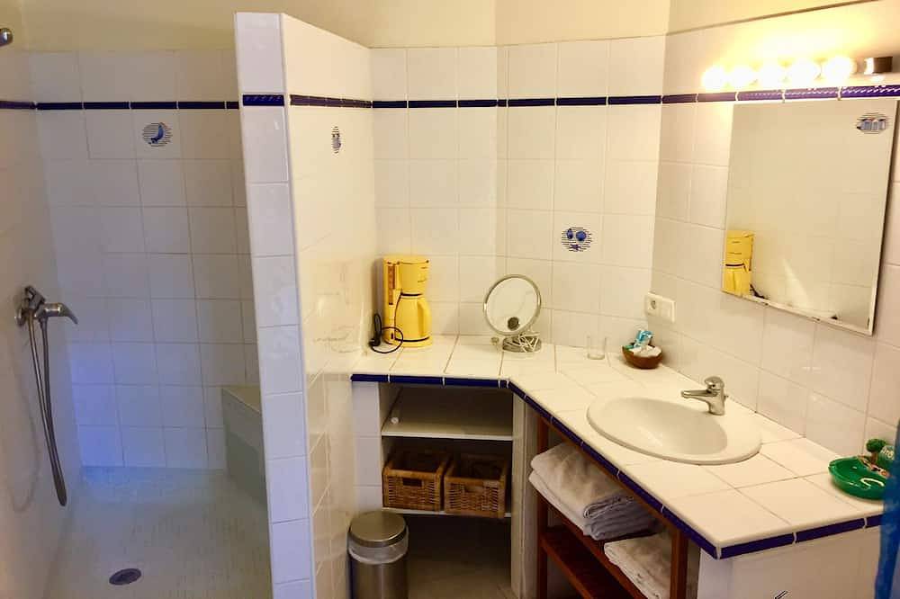 Geheel appartement, Lichte en ruime kamer met een eigen ingang. in Carry-le-Rouet, Istres en omgeving
