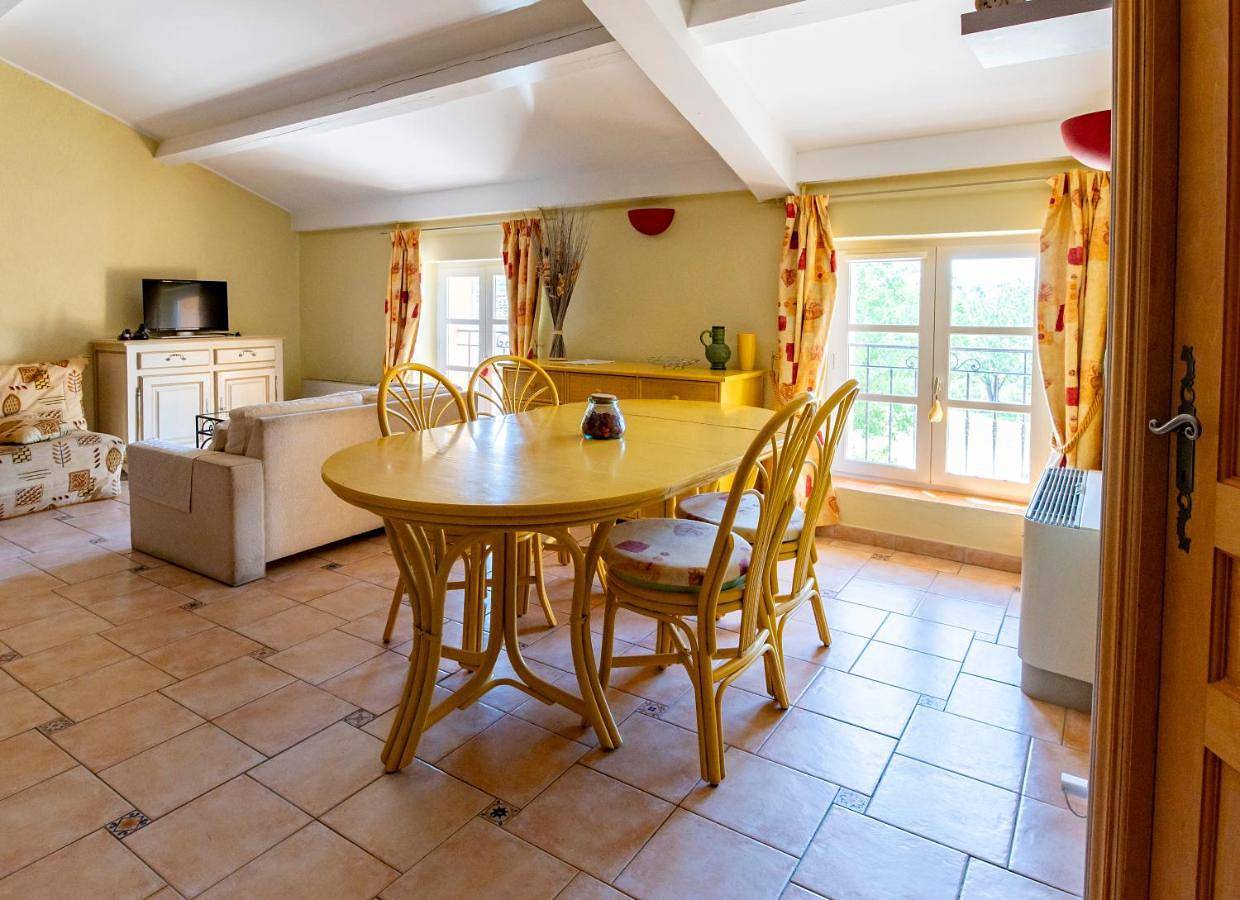 Appartement entier, Gîte Mimosa au milieu des vignes - Château les Apiès in Les Arcs (Var), Région de Draguignan