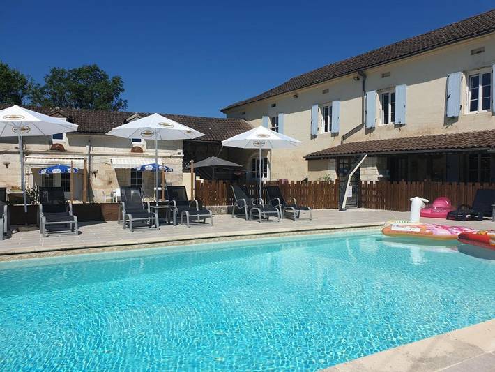 Chambre d’hôte pour 3 personnes, avec vue et jardin ainsi que piscine et terrasse à Vieux-Mareuil