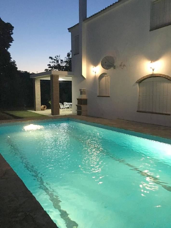 Chalet para 12 personas, con jardín además de jacuzzi y piscina en Barbate