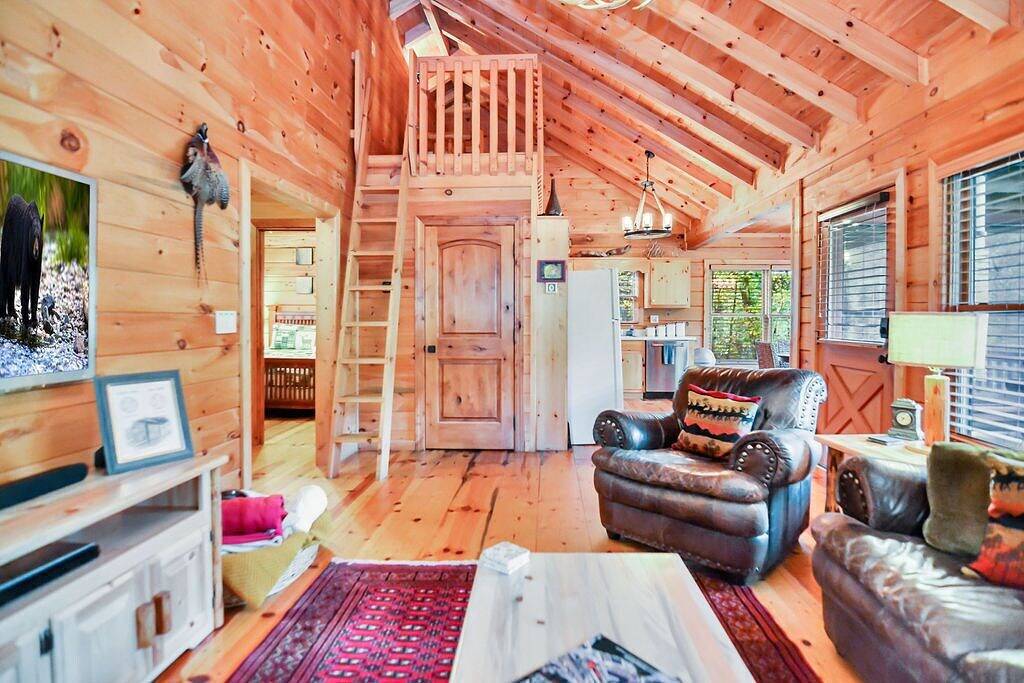 Cozy Lakefront Cabin Hot Tub & Fireplace + Covered Deck Romantic - Pet Friendly in Cherry Log, Chattahoochee National Forest