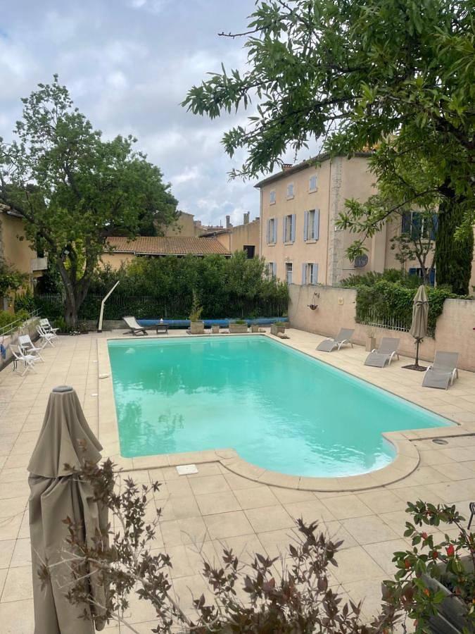 Gîte pour 6 personnes, avec piscine ainsi que jardin et vue à Moux