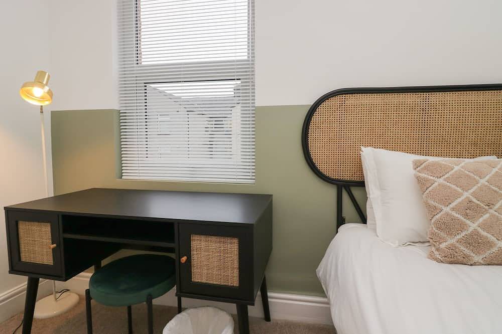 West End Bay, pet friendly, character holiday cottage in Morecambe in Morecambe, Lancashire