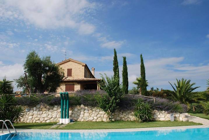 Chambre d’hôte pour 6 personnes, avec Terrasse et Jardin ainsi que Bassin pour enfant et Piscine dans Marche