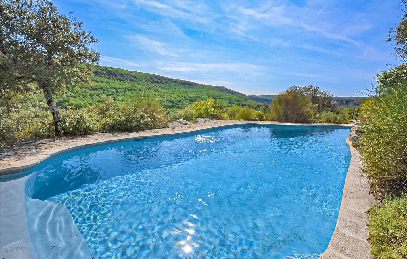 Apartamento con vistas a la montaña, piscina y plaza de aparcamiento in Bonnieux, Parque natural regional del Luberon