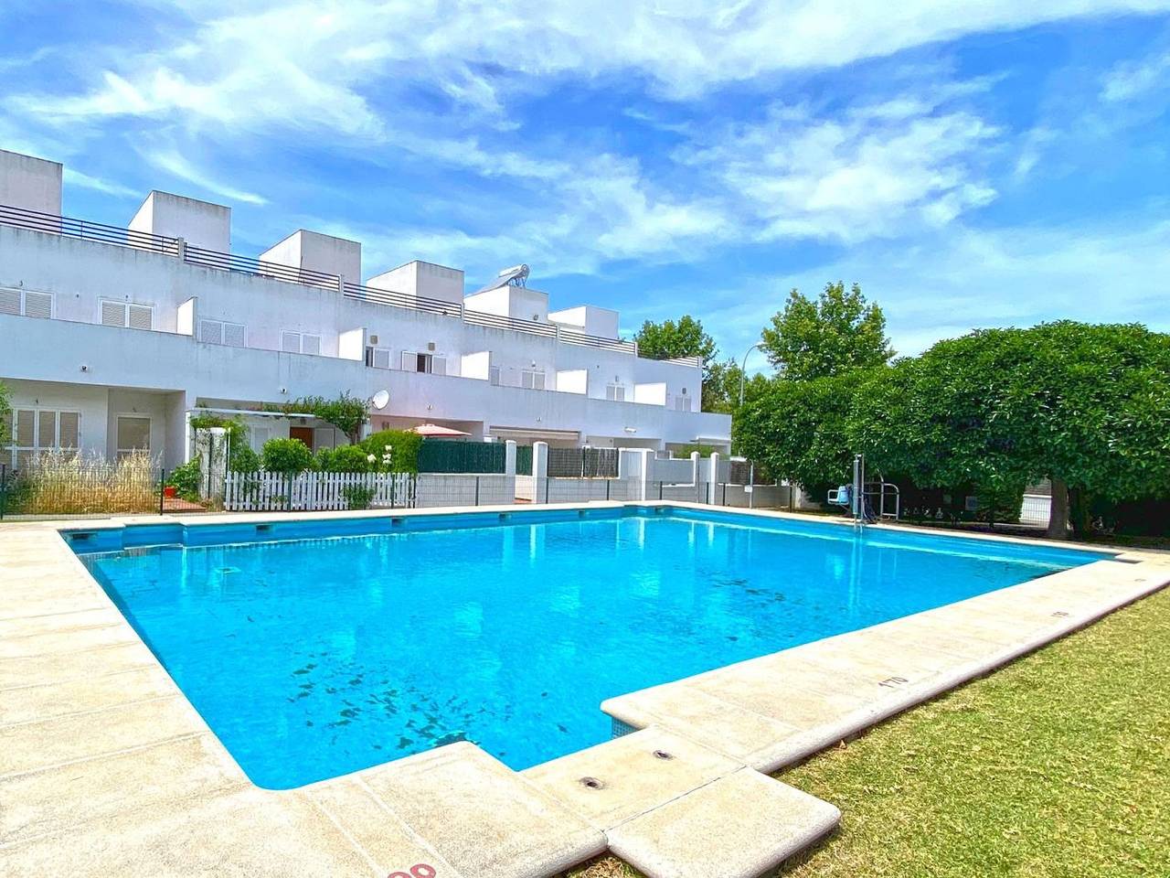 Terraced house with shared pool in residential area in Conil, sleeps 5 in Conil de la Frontera, Costa de la Luz