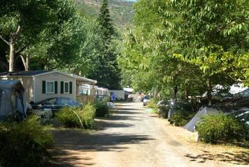 Camping pour 8 personnes, avec bassin pour enfant dans Lozère