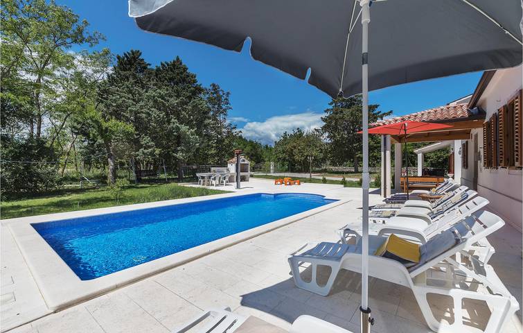 Charming 2-Bedroom Apartment with Pool, Wi-Fi, and Terrace near City Center in Labin City, Labin