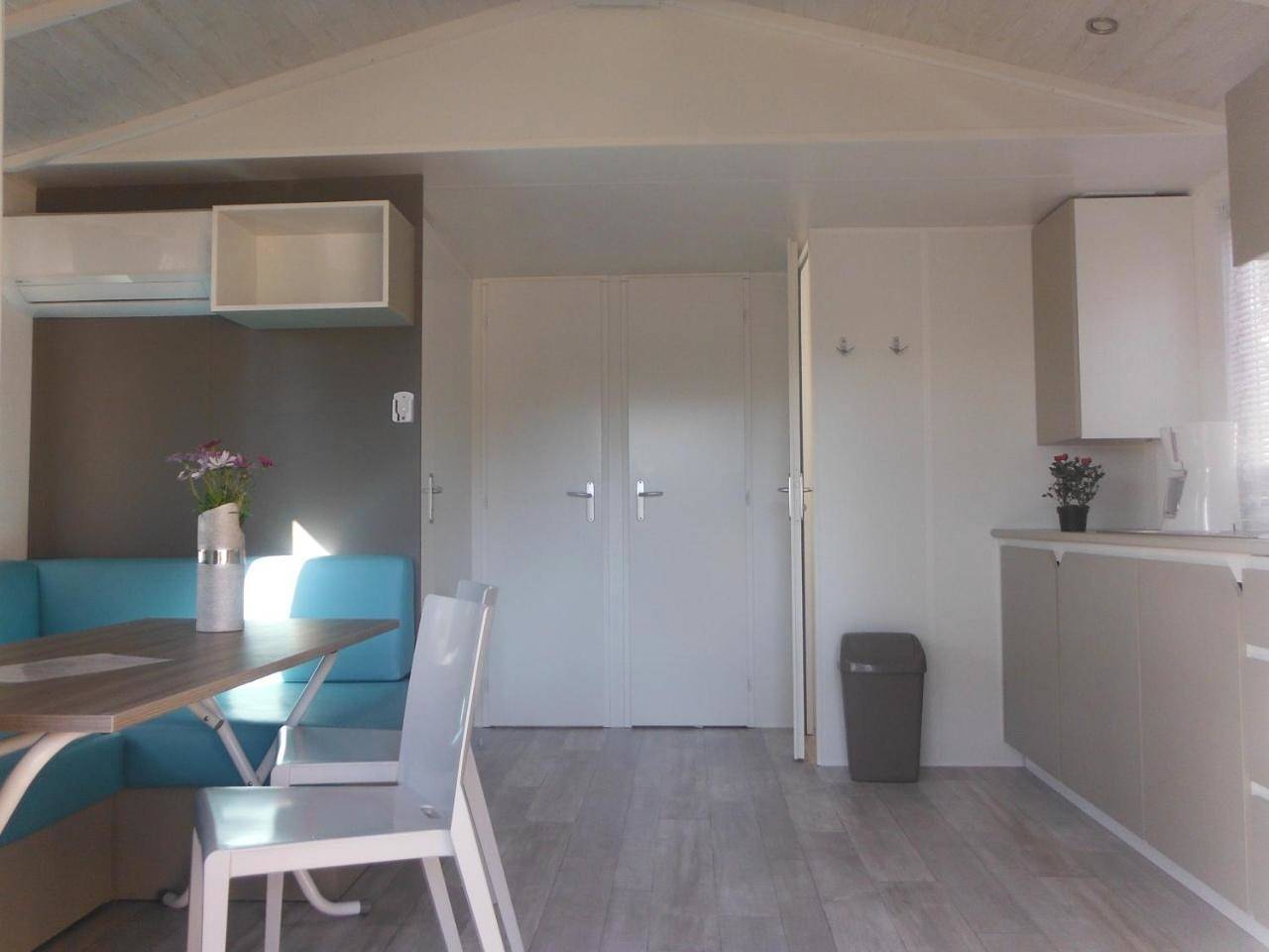 Two-Bedroom Mobile Home - Venus in Boulouris, Saint-Raphaël