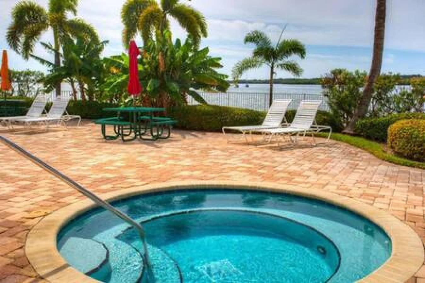 Apartamento entero, The Bayview  a quaint 1 1   balcony on the bay in Seminole, Pinellas County