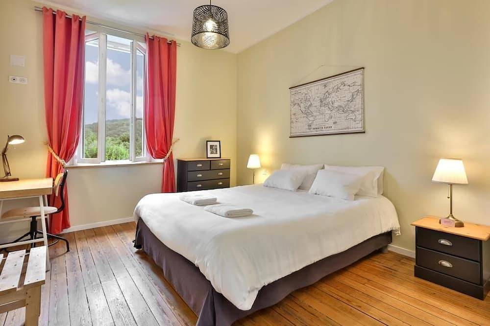 Entire apartment, Large T4 Chic & Spacious - 3 bedrooms - 3 Bathrooms - Center & Voie Verte in Périgueux, Périgord Blanc