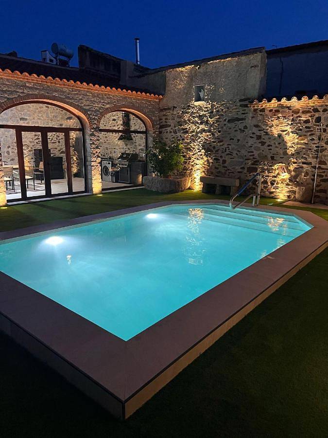 Casa de vacaciones para 23 personas, con jardín además de jacuzzi y piscina - 1