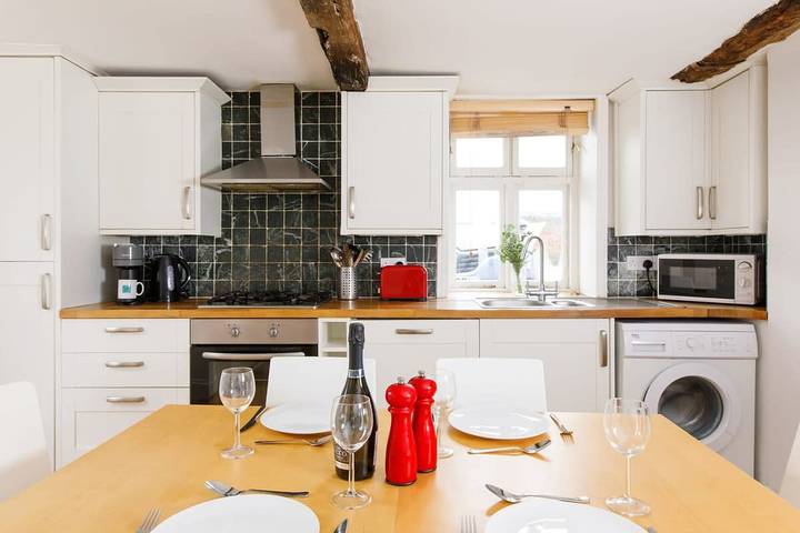 Charming 4bd Townhouse right in the city centre! in Chichester, West Sussex