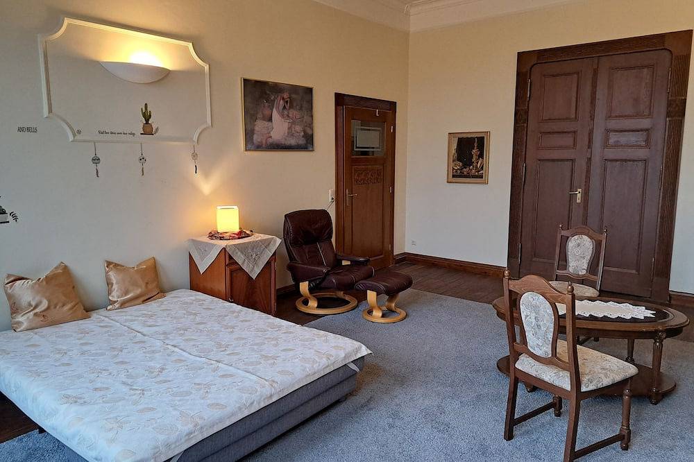 Ganze Wohnung, Xxl-Ferienzimmer mit Bad in Jugendstilvilla für 1-4 Personen im Zentrum in Schwerin, Schweriner See