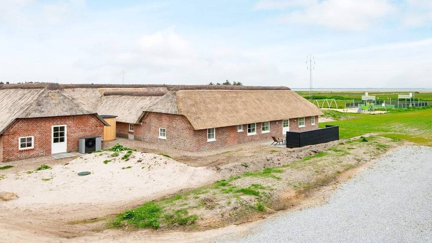 Ferienhaus für 28 Personen, mit Terrasse und Sauna sowie Pool und Whirlpool in Klegod