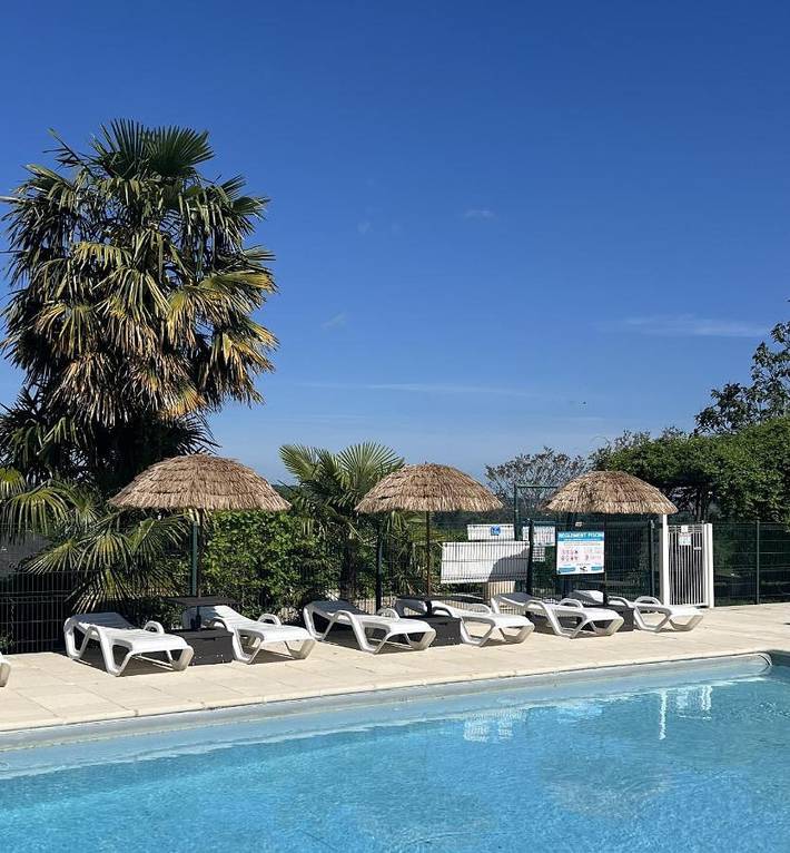 Appart’hôtel pour 2 personnes, avec vue et jardin ainsi que piscine et bassin pour enfant, animaux acceptés
