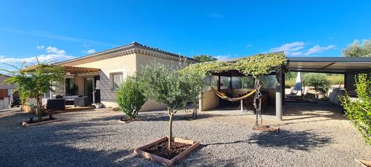 Gîte pour 4 personnes, avec terrasse et jardin à Ruoms