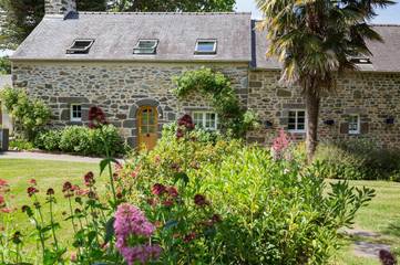 Gîte pour 10 personnes, avec piscine ainsi que vue et jardin, adapté aux familles à Hôpital-Camfrout