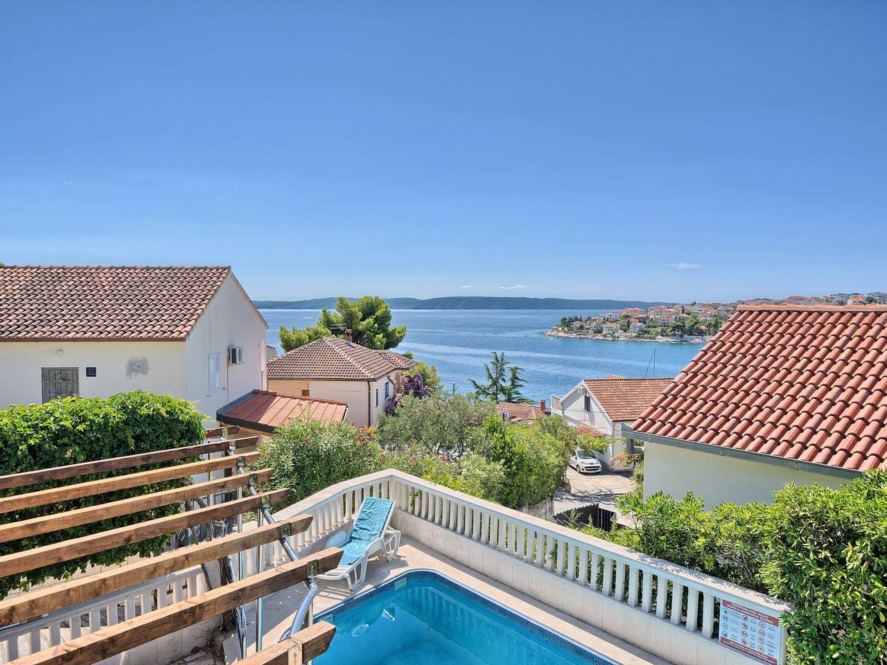 Cały apartament, In Okrug Gornji mit Grill, gemeinsamem Pool und Garten und Meerblick in Okrug Gornji, Čiovo