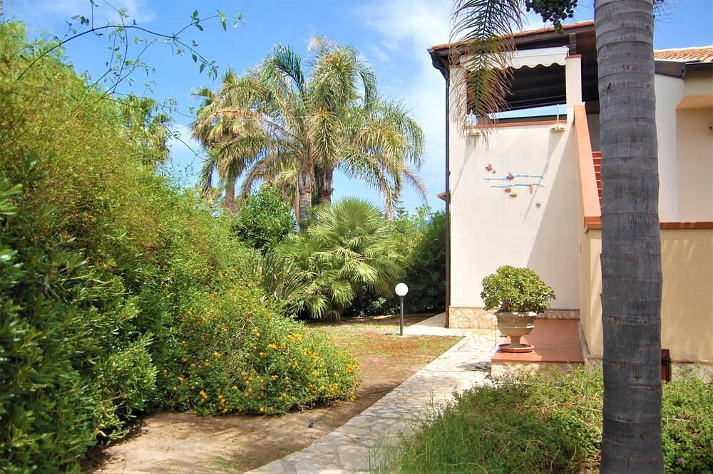 Villecefalu. Veranda beach house  in Piana Calzata, Provincia de Palermo