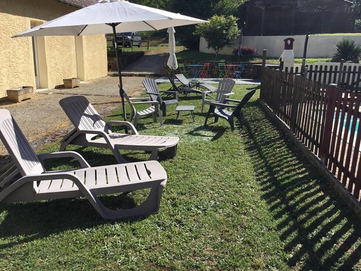 Location de vacances pour 2 personnes, avec vue ainsi que piscine et jardin à Milhac - 3