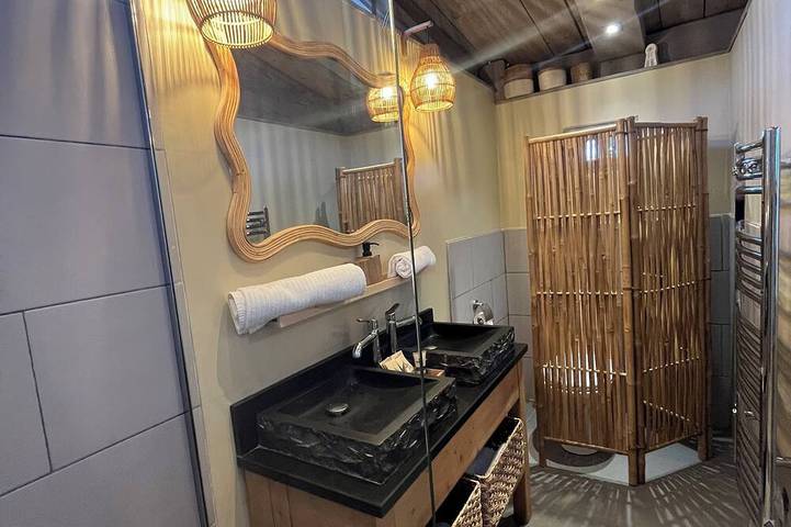 Gîte pour 2 personnes, avec piscine ainsi que jardin et terrasse à Lagnes - 4