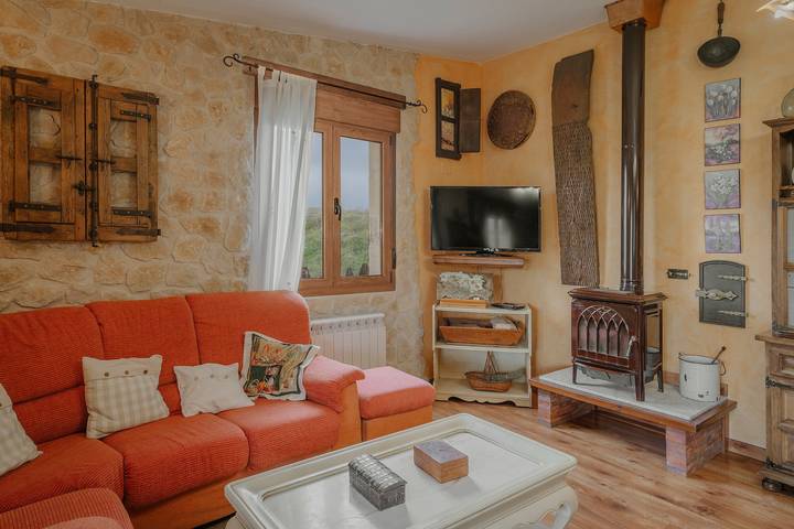 Finca 'La Cardeñuela' mit Bergblick, privater Terrasse und Wi-Fi in Cardeñuela Riopico, Burgos Provinz