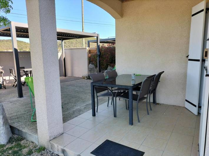 Location de vacances pour 4 personnes, avec jardin ainsi que piscine et vue à Lagorce - 3