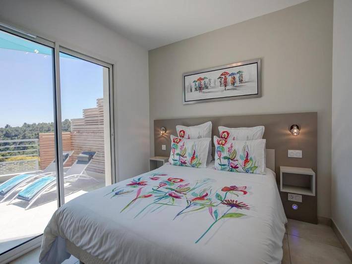 Location de vacances pour 6 personnes, avec terrasse ainsi que jardin et piscine à Cesseras - 3