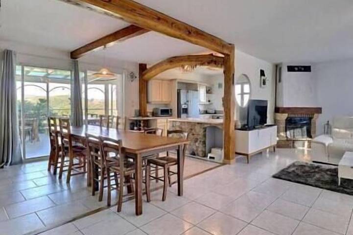 Villa pour 15 personnes, avec piscine ainsi que jardin et balcon
