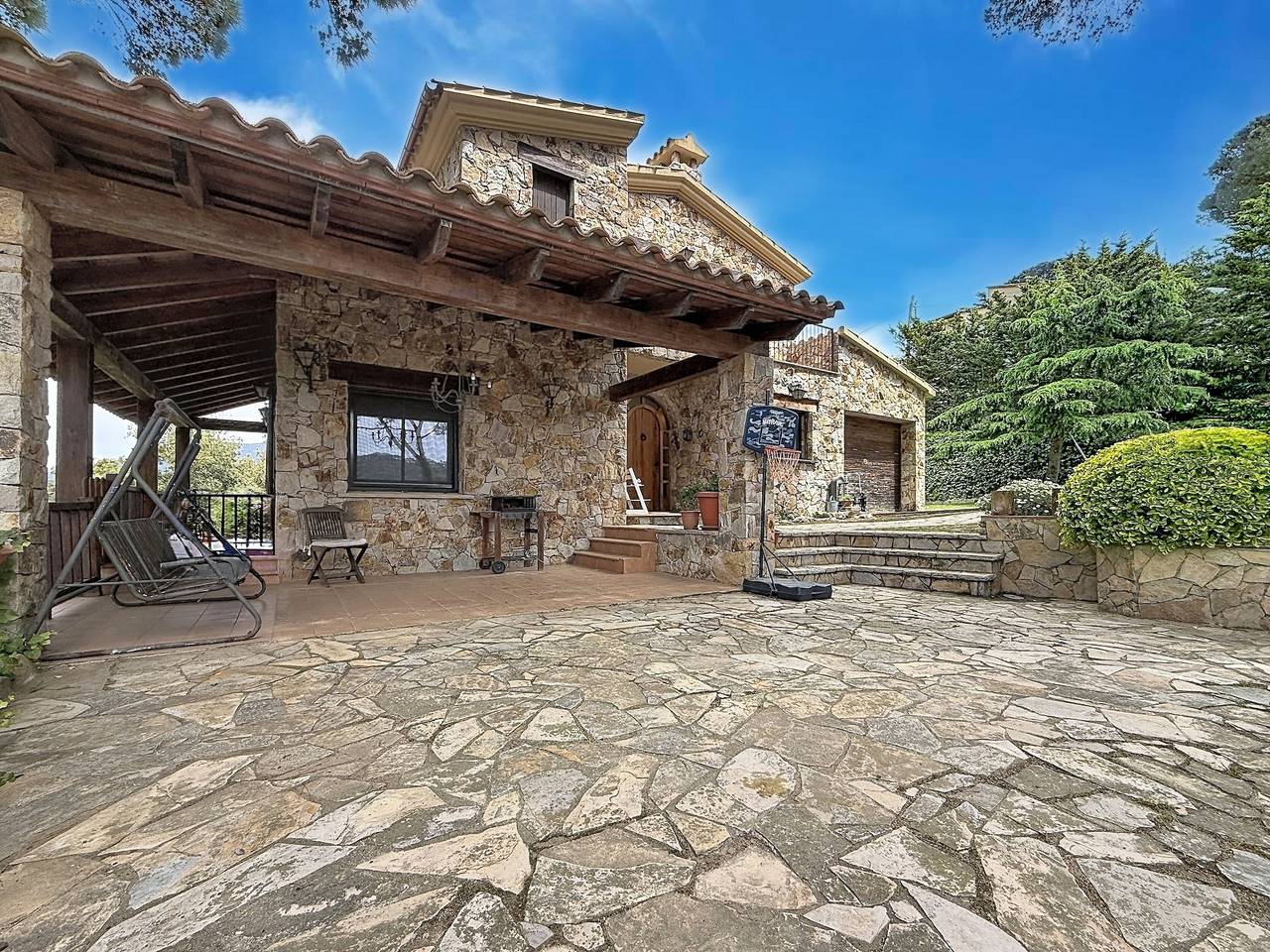 Villa 'Can Ayala' Arenys de Munt - Con jardín y piscina privada. in Vallgorguina, Costa del Maresme