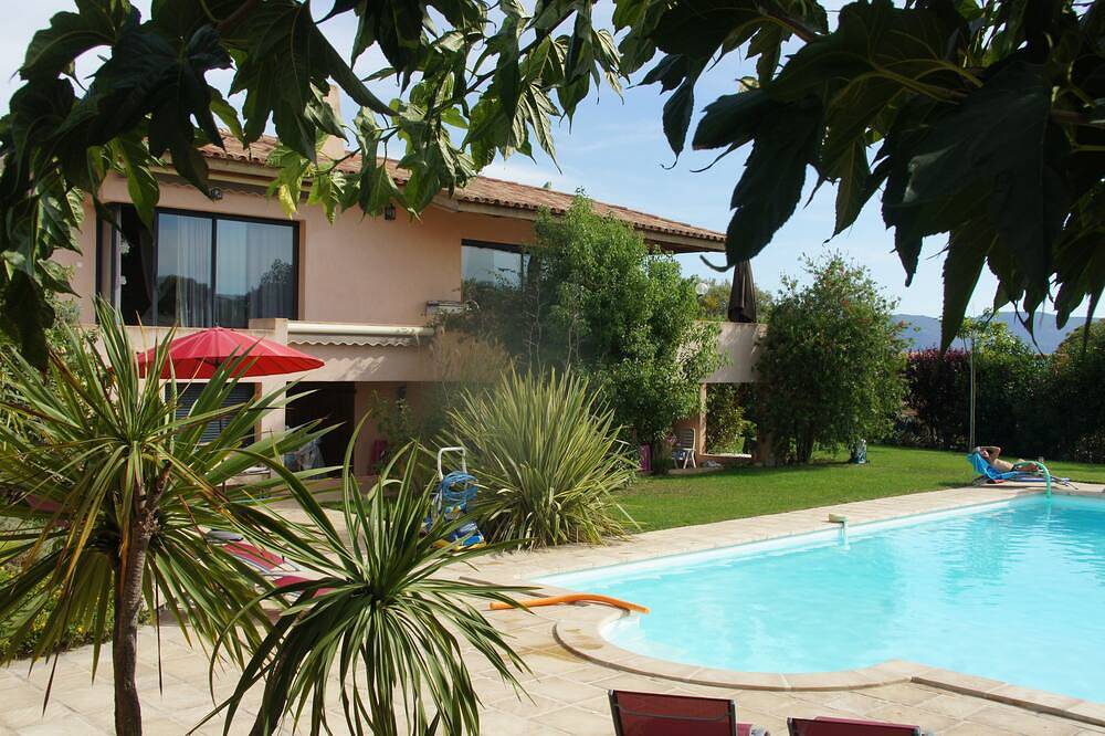 Dans Villa de Charme Sagone Grande Piscine et Spa Cadre Superbe Plages A Pied in Sagone, Coggia