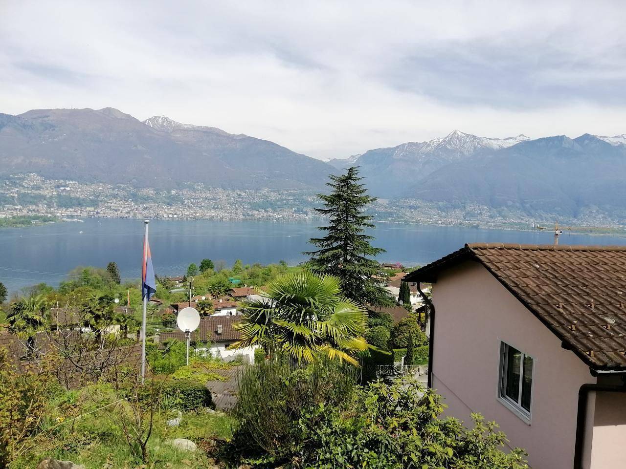 Ganze Ferienwohnung, Traumhafter Blick auf Lago Maggiore in Piazzogna, Gambarogno