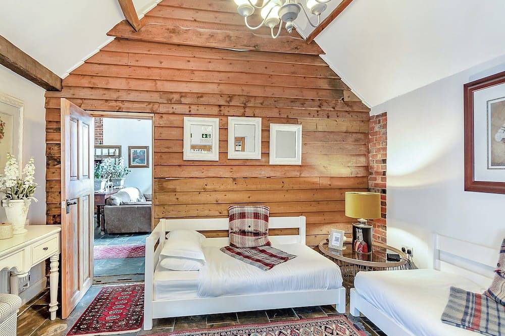 2 bedroom accommodation in Woking, near Guildford in Woking, Surrey