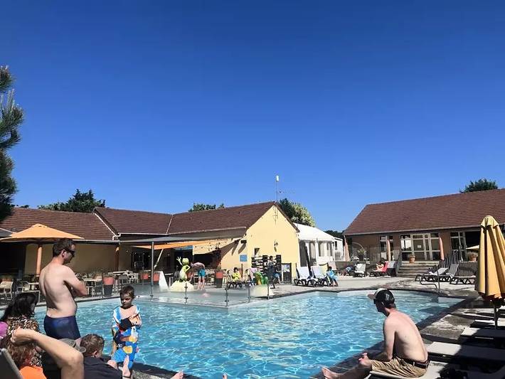 Camping pour 5 personnes, avec terrasse et piscine en Indre-et-Loire - 2