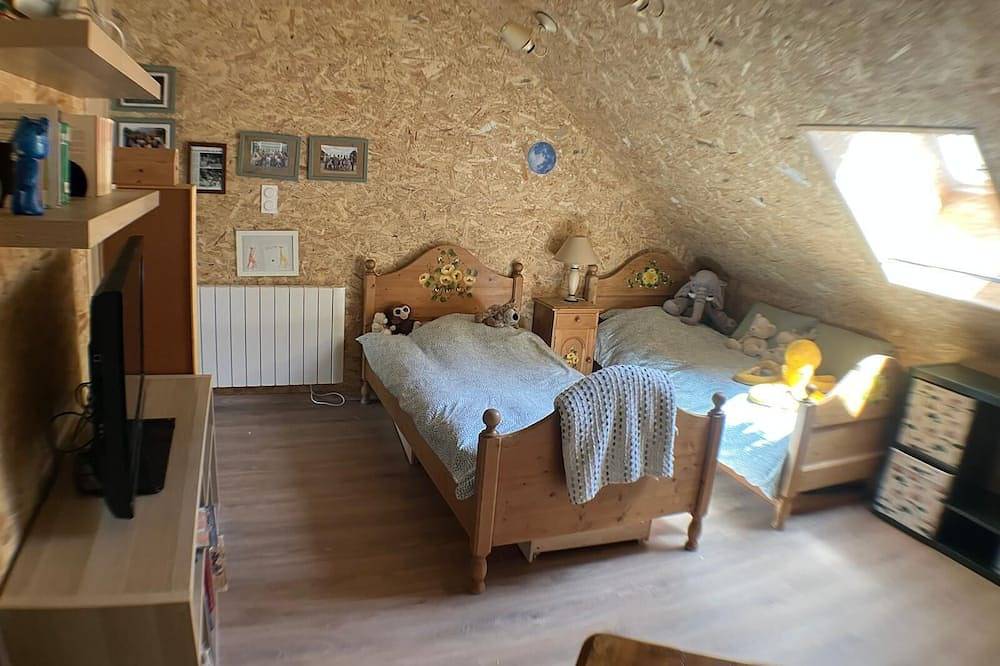 On the edge of the Jura Lakes, a spacious home with a spa and a pétanque court in Châtillon (Jura), Französischer Jura