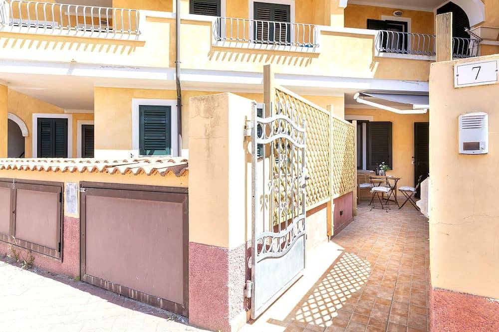 Entire apartment, Cosy apartment for 4 guests with A/C, Tv, terrace and parking in Valledoria, Sassari Province