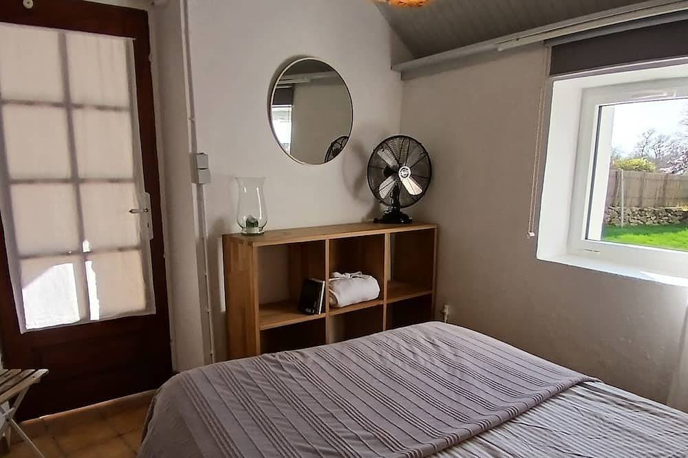 Pequeña casa de pescadores con jardín a 100 m del golfo de Morbihan y de la playa. in Séné, Côte des Mégalithes