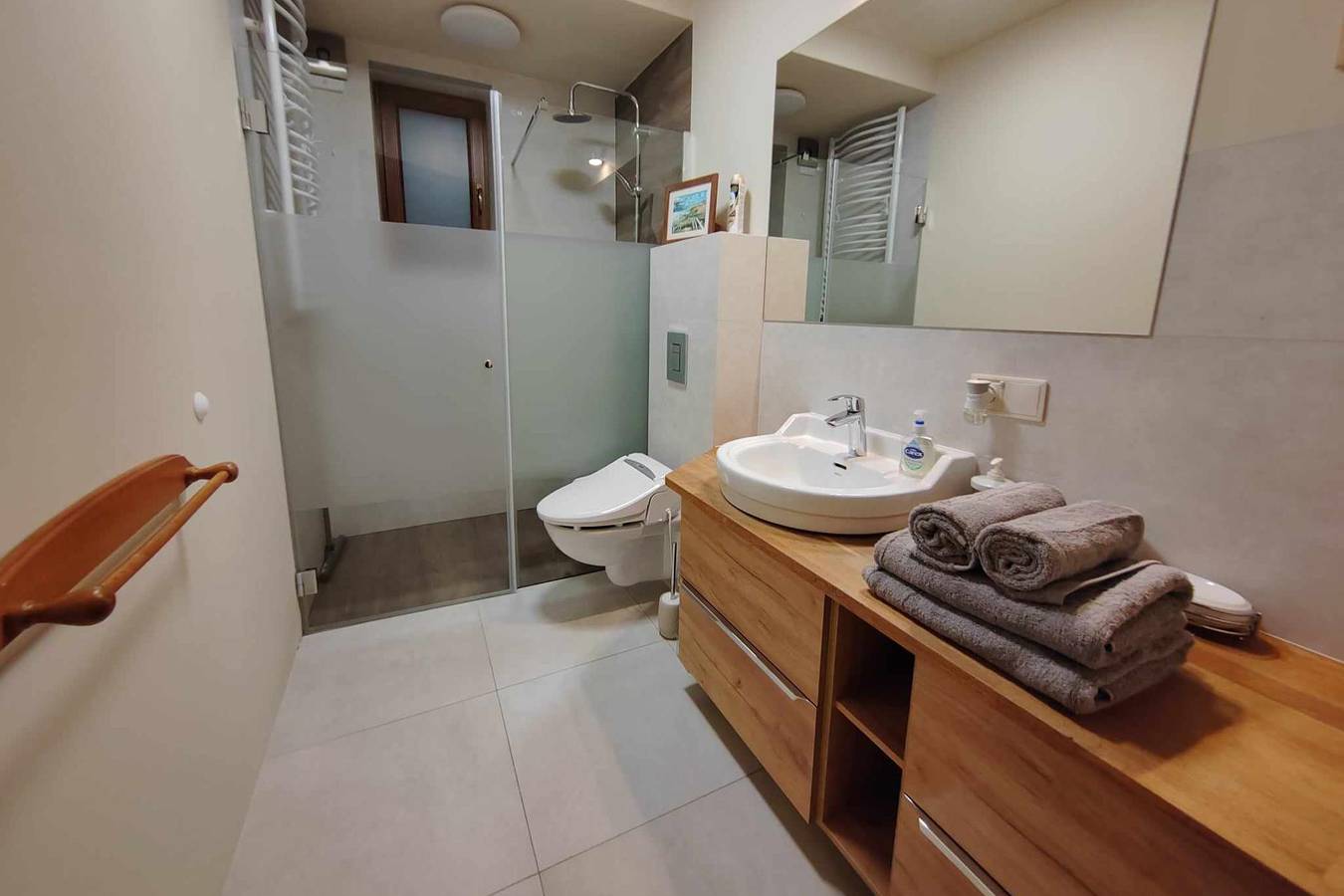 Ganze Ferienwohnung, 1Bed Apartment - Sleeps 4 - Terrace, Parking, Pets in Karpatenvorland