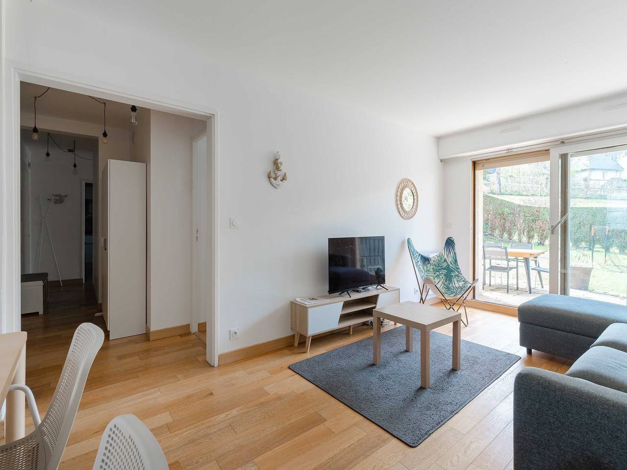 Entire apartment, 3 bedroom apartment with garden and swimming pool in Deauville, Lisieux region