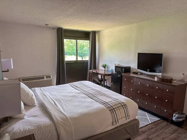 Apartamento entero, 1 cama King | Mob Acc Ri Shwr Nsmk Micfridg in Lago Ontario