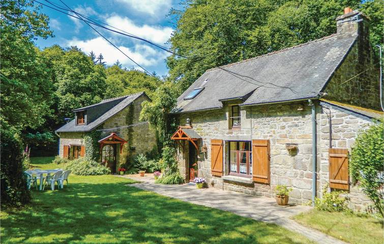 Encantador apartamento de 78 m2 con aparcamiento, TV y WiFi, a 2 km del río La Sarre in Guern, Pontivy region
