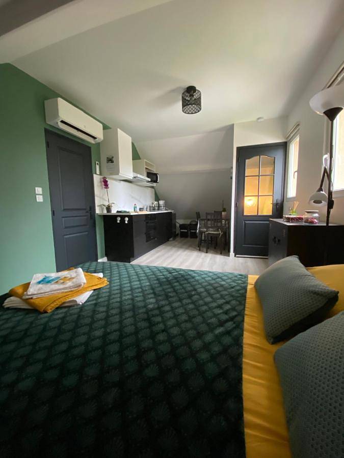 Gîte pour 4 personnes, avec Terrasse et Jardin ainsi que Piscine et Vue à Le Poinçonnet