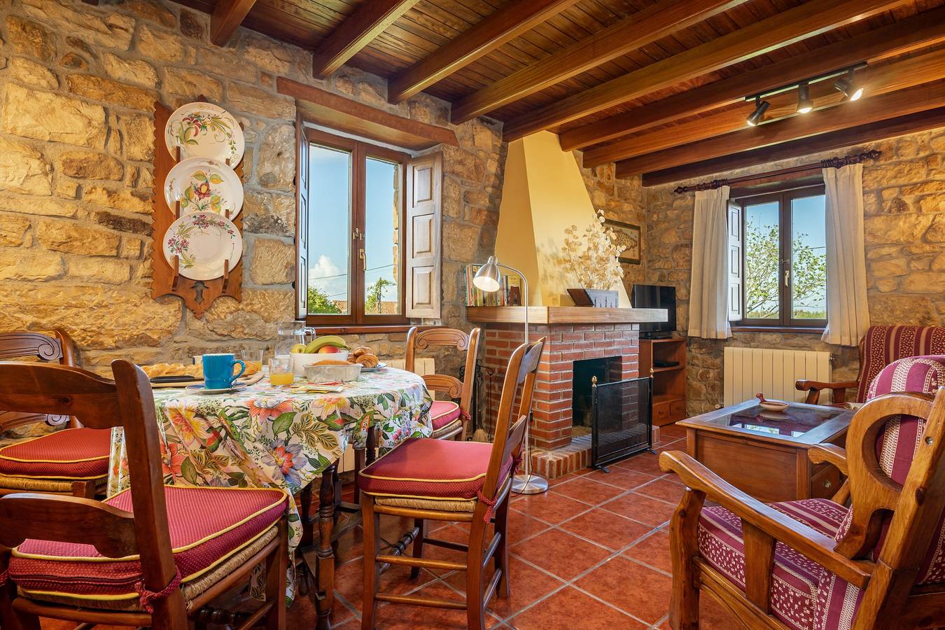 Ferienhaus 'El Prado De La Romia' mit Bergblick, privater Terrasse und eigenem Garten in Argüeru, Villaviciosa