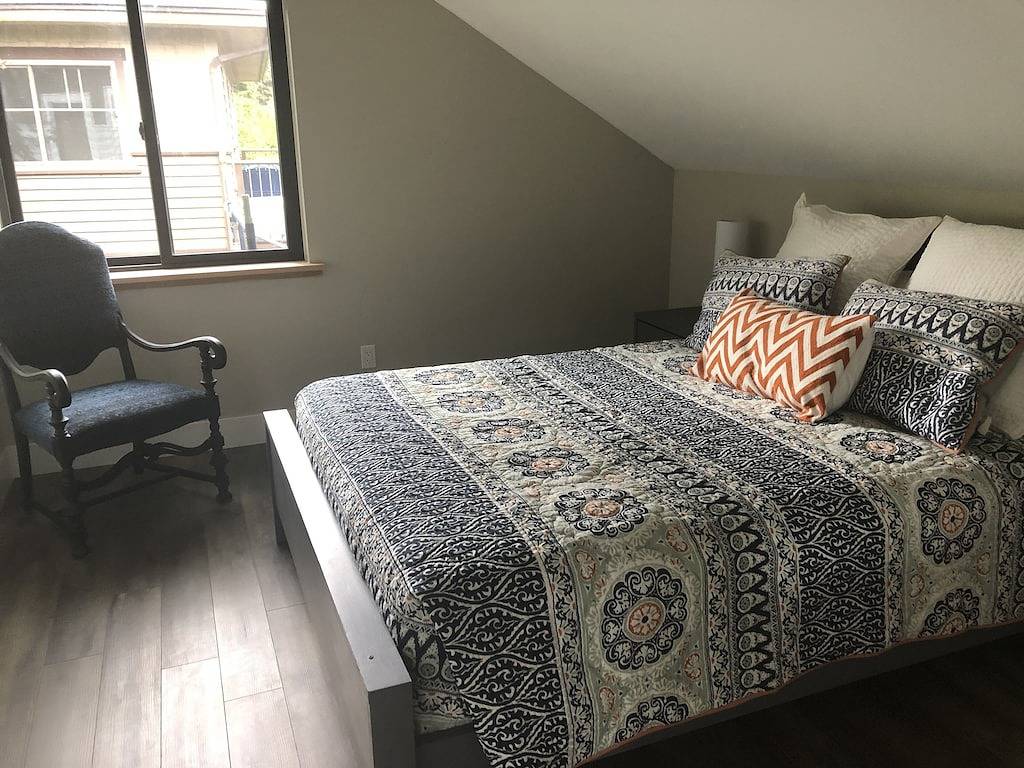 Modern cottage with amazing views of Flathead Lake and the Rocky Mountains in Flathead Nationalwald